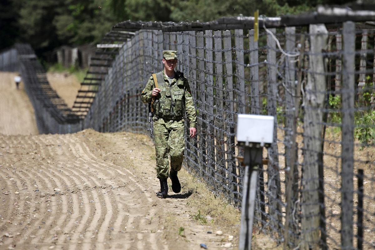 Войска прикрытия государственной границы. Белорусские военные на границе с Польшей. Белорусские пограничники на границе с Украиной. Пограничники на границе с Белоруссией. Охрана государственной границы.