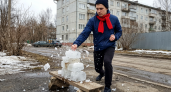 Житель Балашихи разбил куски льда голыми руками по дороге на работу