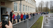 В школе Екатеринбурга досматривают детей на оружие — очередь выходит за забор