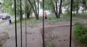 Ураган в Челябинске повалил деревья, сорвал кровли и оставил Ленинский район без света