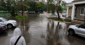 Ливень в Челябинске затопил северо-запад: вода скрыла колеса автомобилей