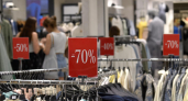 Около десяти крупных fashion-ритейлеров запустили распродажи со скидками до 90%