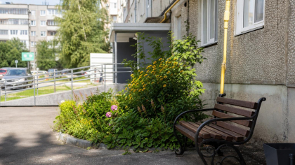 В Москве скамейку у дома установили за пандусом и палисадником